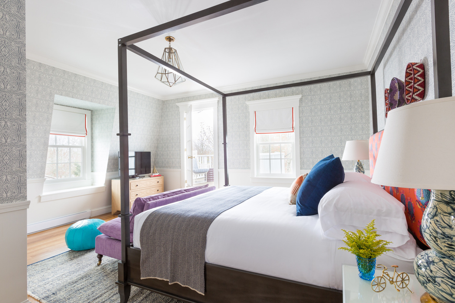 Balcony suite guest room with a canopy bed