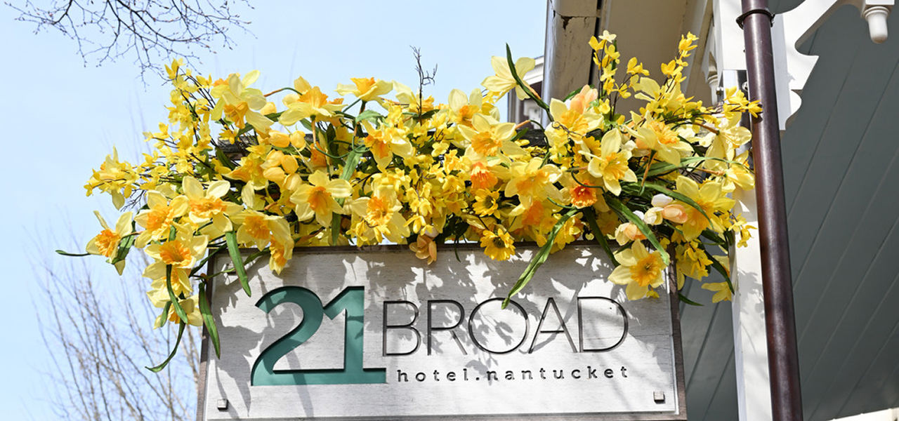 21 Broad Hotel sign decorated for the Daffodil Festival